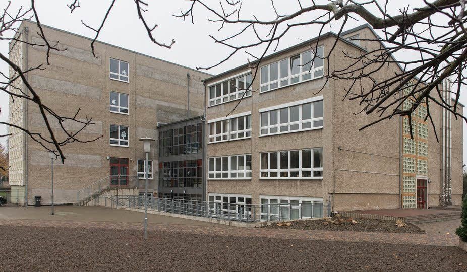 Unter anderem wird ein Teil der Schule in Ermsleben verkauft.