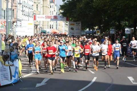 Läufer am Start des 9. Mitteldeutschen Marathon (MDM 2010) am Hansering in Halle. (ARCHIVFOTO: ANDREAS HEINE)