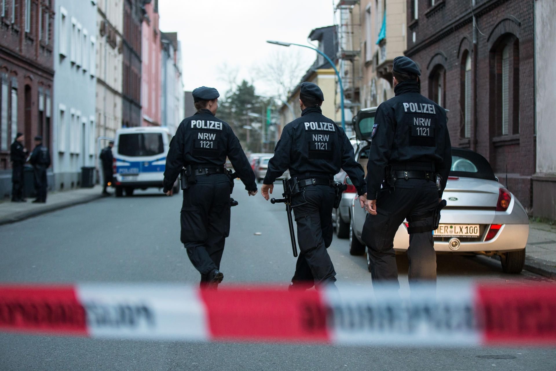 Polizeibeamte gehen am 10.03.2017 in Herne (Nordrhein-Westfalen) über die gesperrte Sedanstraße.