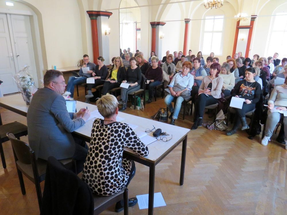 Leiter von Naumburger Schulen, Kitas und Horten werden durch Steffi Spindler und Lars-Peter Maier im kleinen Ratskellersaal informiert.