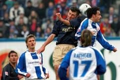 Fußball 2. Bundesliga, FC Hansa Rostock - 1860 München am Sonntag (29.01.2006) im Ostseestadion in Rostock: Der Münchner Spieler Stefan Reisinger steigt gegen den Rostocker Tim Sebastian (hinten r) zum Kopfball hoch, Tobias Rathgeb (vorn) und Kai Bülow (l) beobachten den Zweikampf. (Foto: dpa)