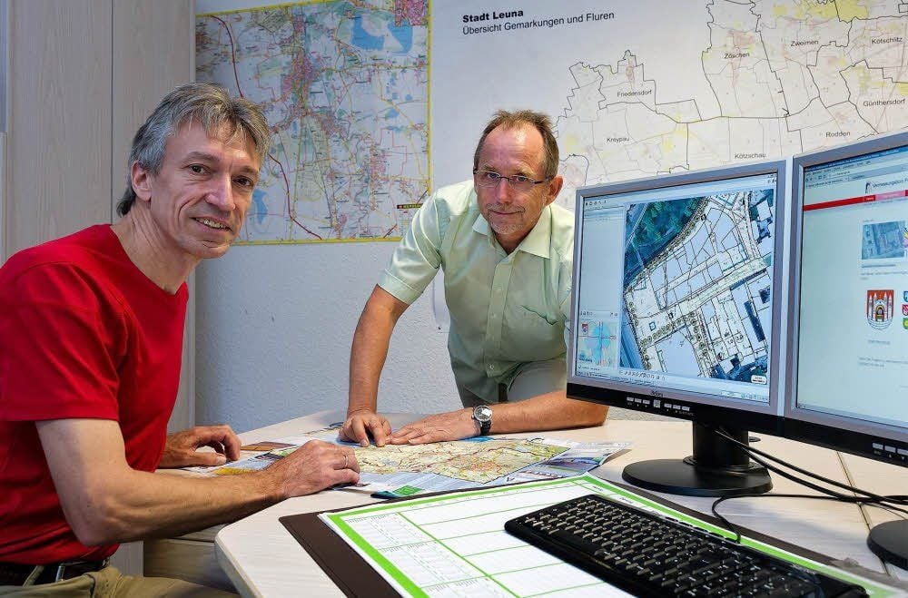 Gerd Matalla (l.) und Chef Hans-Dieter Förste arbeiten an der Digitalisierung von Kartenmaterial.
