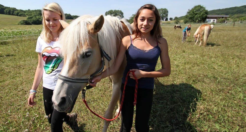 Caly Miller aus den USA (rechts) und Jessica Klinge aus Sangerhausen machen Reiterferien auf der Ponyranch in Hainrode.