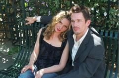 Jesse (Ethan Hawke) und Celine (Julie Delpy) sitzen in einer Szene des neuen Kinofilms "Before Sunset" auf einer Bank (undatiertes Foto). Genau neun Jahre ist es her, dass sich Buchautor Jesse und Celine kennengelernt haben, 14 Stunden dauerte damals ihre Beziehung und sie haben sich seitdem nie wieder gesehen. Bei der letzten Station seiner Lesereise trifft Jessie in Paris schließlich wieder auf Celine und es bleiben ihnen nur wenige Stunden, um da weiter zu machen, wo sie vor neun Jahren aufgehört haben. Regisseur Richard Lanklater drehte mit "Before Sunset" die lang erwartete Fortsetzung von "Before Sunrise", der vor neun Jahren erschien. Der Film kommt am 17.06.2004 in die Kinos. (Foto: dpa)