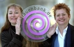 Wollen Frauen den Umgang mit großen Summen erleichtern - Astrid Hastreiter (links) und Angelika Huber planen in München eine "Frauenbank". (Foto: dpa)