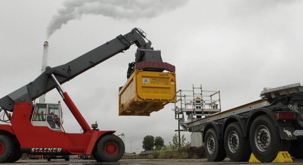 Mit Spezialtechnik werden die Container mit Gesteinen von den Waggons auf Laster geladen und dann an die Böschung gebracht.