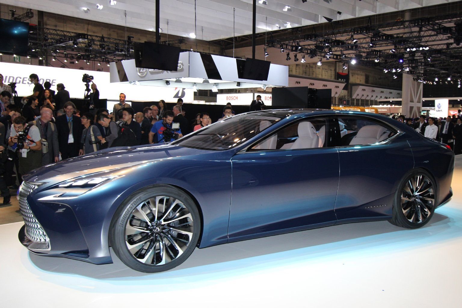 Das neue Lexus-Flaggschiff LS wird auf der Tokyo Motor Show als Studie mit Brennstoffzellenantrieb gezeigt.