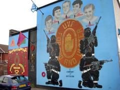 Ein Mural (Wandbild) von Kämpfern der protestantischen Untergrundorganisation «Ulster Volunteer Force» (UVF) im Protestanten-Viertel an der Shankill Road in Belfast, aufgenommen am 04.08.2006. (Foto: dpa)
