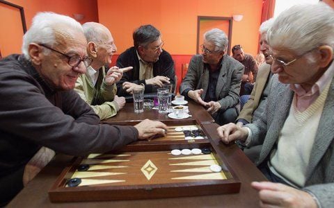 Rentner spielen in einem Café in der Hauptstadt Athen in Griechenland Backgammon. (FOTO: DPA)