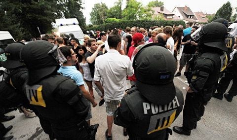 Polizisten sperrten bereits im Juni in Backnang (Rems-Murr-Kreis) den Weg zu einem Grillplatz ab, auf dem eine verbotene Facebook-Party stattfinden sollte.(ARCHIVFOTO: DPA)