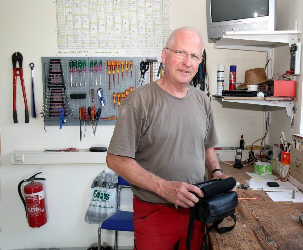 Elektroinstallateur Andreas Sperk in seiner Werkstatt.