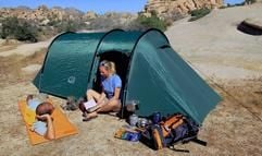 Ausrüstung nicht vergessen: Neben einem geräumigen Zelt brauchen Camper zum Beispiel Isomatten. (Foto: dpa)