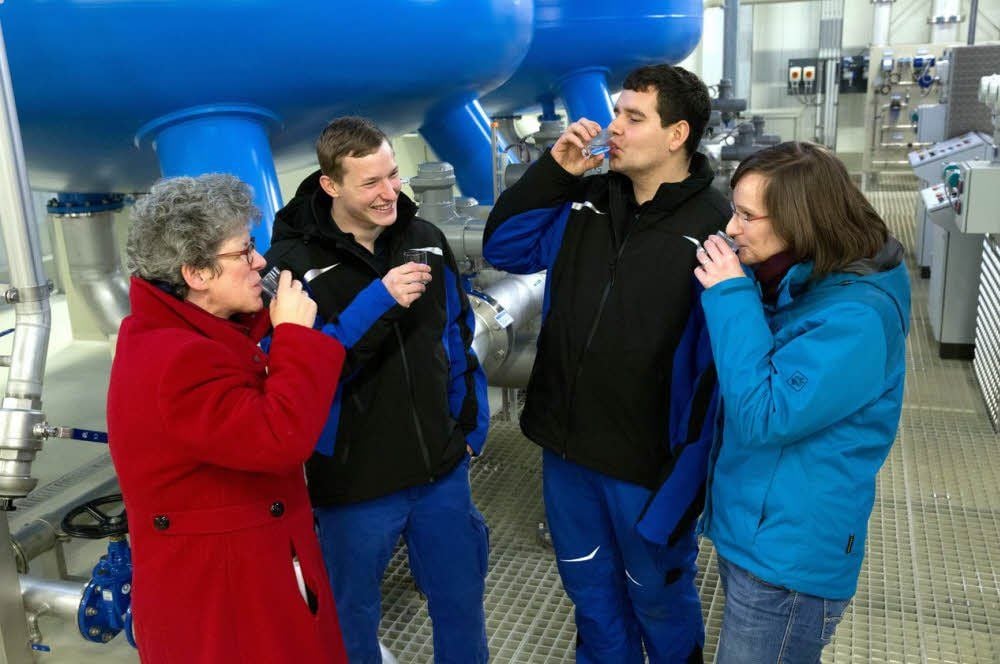 Zum Wohl! Staatssekretärin Anne-Marie Keding stößt mit den WAZV-Mitarbeitern Tim Hellbach, Stefan Mehr und Christin Höge (v.l.) auf die Inbetriebnahme des neuen Jessener Wasserwerkes an.