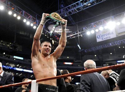 Vitali Klitschko jubelt nach den Kampf. (FOTO: DPA)