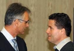 Matthias Schmider (r) mit seinem Verteidiger