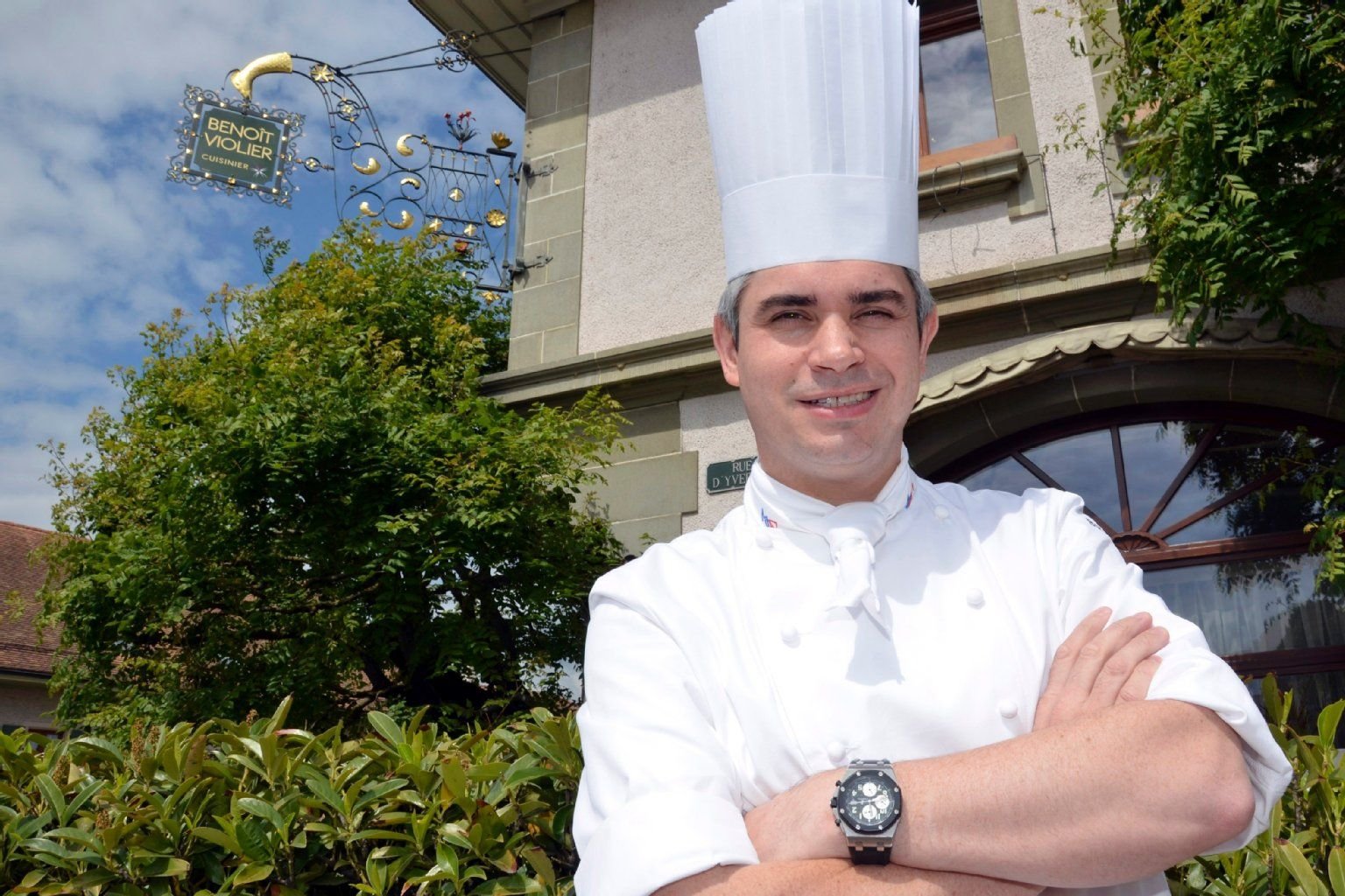 Der schweizer Sternekoch Benoit Violier im Jahr 2012 vor seinem Restaurant in Lausanne.