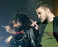 Janet Jackson und Justin Timberlake während ihres Auftritts in der Spielpause des Super Bowl. Timberlake riss Jackson dabei ihr schwarzes Leder-Bustier auf und entblößte ihre mit einem Metallstern verzierte Brust. Jacksons Sprecherin gab an, dass statt der nackten Brust ein roter Spitzen-BH zum Vorschein kommen sollte. Foto: dpa)