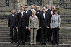 Das neue sächsische Kabinett steht vor der Staatskanzlei in Dresden. Dem Kabinett gehören an (v.l.n.r.): Innenminister Albrecht Buttolo (CDU), Kultusminister Roland Wöller (CDU), Chef der Staatskanzlei Johannes Beermann (CDU), Umweltminister Frank Kupfer (CDU), die amtierende Sozialministerin Helma Orosz (CDU), Wirtschaftsminister Thomas Jurk (SPD), Ministerpräsident Stanislaw Tillich (CDU), Finanzminister Georg Unland (parteilos), Justizminister Geert Mackenroth (CDU) und Wissenschaftsministerin Eva-Maria Stange (SPD). (Foto: dpa)