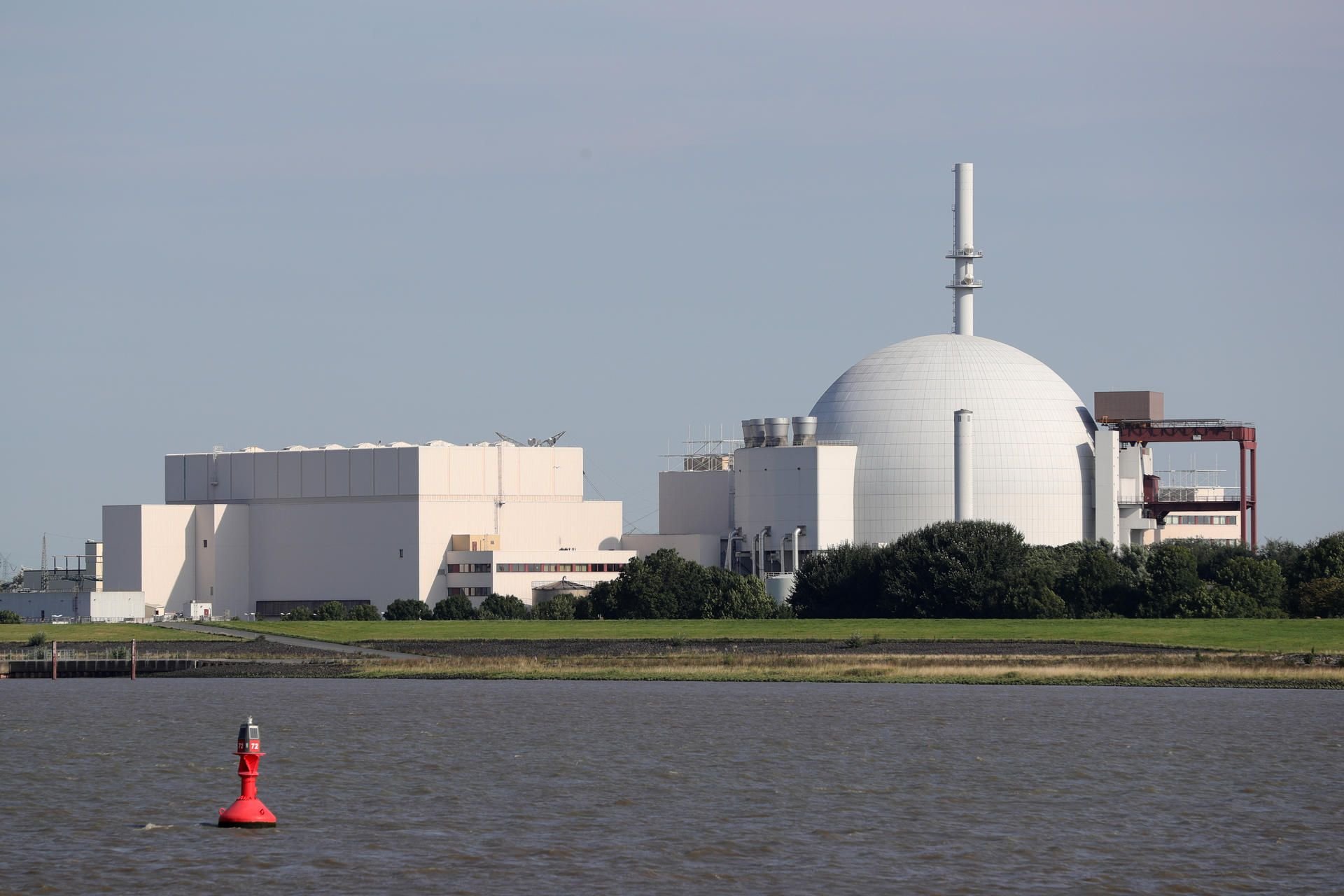 Das Kernkraftwerk Brokdorf an der Elbe bei Brokdorf in Schleswig-Holstein.