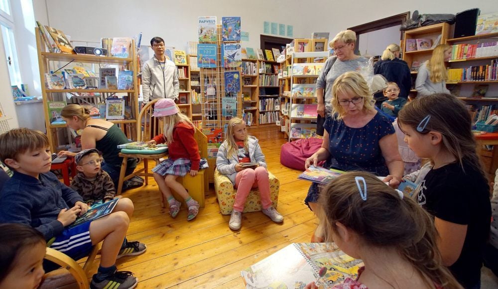 Die Gaterslebener Bibliothek ist - wie hier zum 80. Geburtstag im vergangenen Jahr - gut besucht. Leiterin Martina Ruppert liest etwas vor.