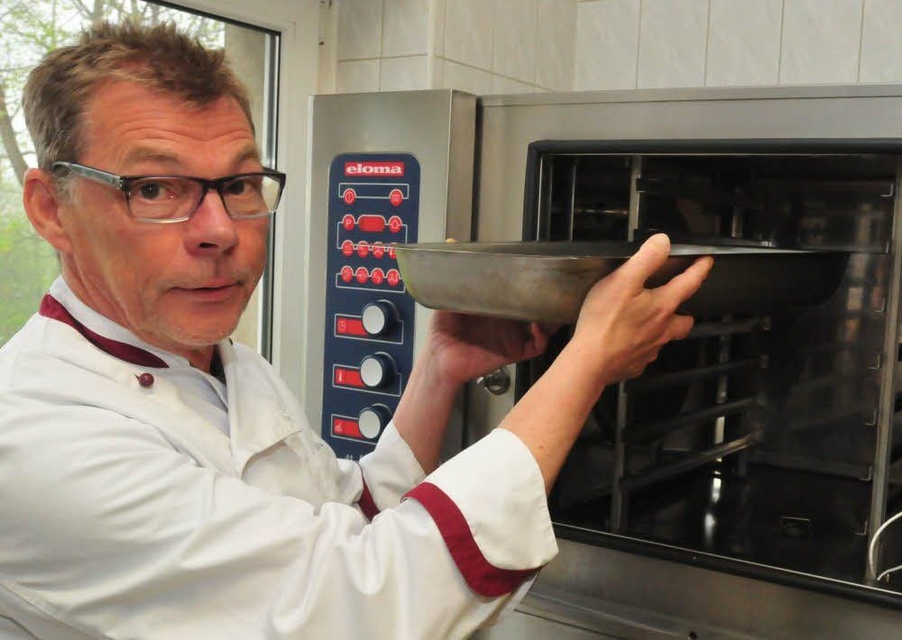 Klaus Hörhold ist seit 40 Jahren Koch. Vor zwei Jahrzehnten wurde der Ausbilder in diesem Beruf auch Prüfer der IHK.