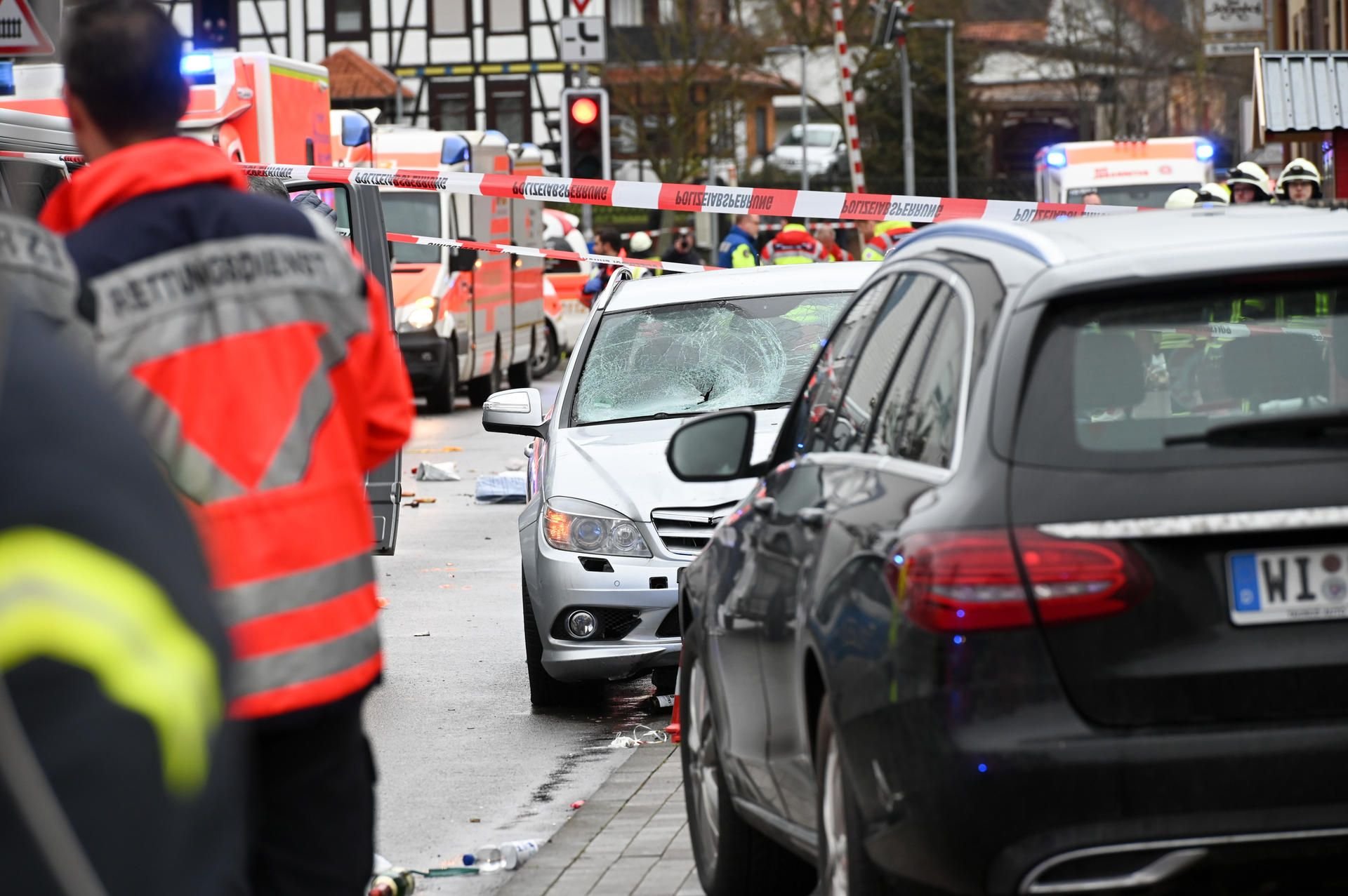 Die Unfallstelle in Volkmarsen mit dem Auto, das in einen Karnevalsumzug gerast sein soll.