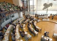 Abgeordnete und Zuschauer verfolgen am 9. Dezember 2004 im Sächsischen Landtag die erste Regierungserklärung des sächsischen Ministerpräsidenten Georg Milbradt (CDU). (Archivfoto: dpa)