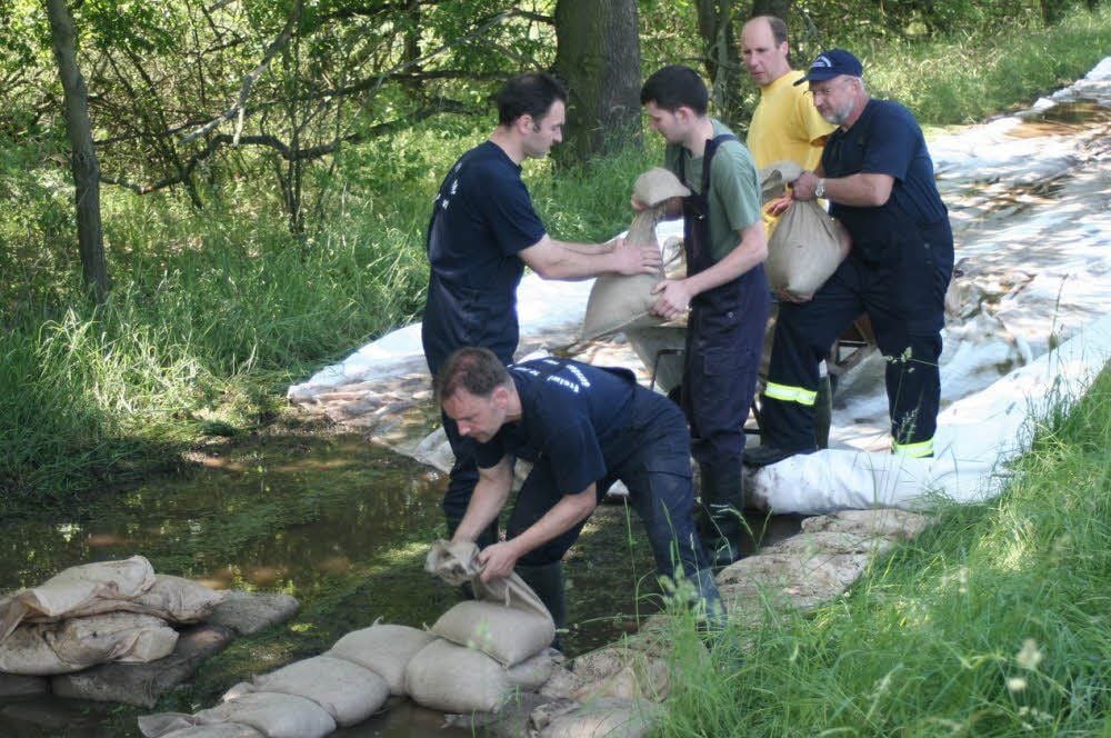 Flut-Abwehr im 21. Jahrhundert? Mit Schubkarre und in Handarbeit! Der kritische Verteidigungsweg am Kienberg bei Hemsendorf sollte schon am Mittwoch befestigt werden, doch es gab weder Technik noch Leute dafür.