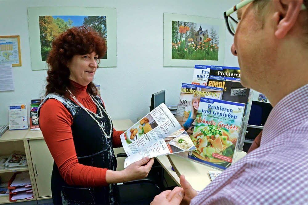 Mitarbeiterin Angelika Bünger bespricht sich mit Supersonntag-Geschäftsstellenleiter Martin Lampadius.