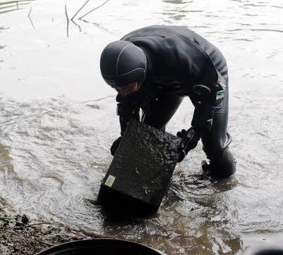 Insgesamt zwei Tresore fanden Polizeitaucher in der Tonkuhle Aschersleben.