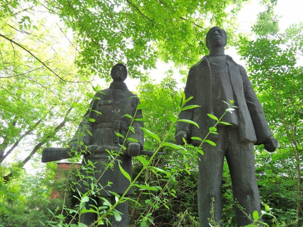 Tschekist und Informeller Mitarbeiter (IM): Bis heute erinnert ein zugewuchertes Denkmal vor der früheren Stasi-Zentrale am Gimritzer Damm in Halle an die Macht des MfS.