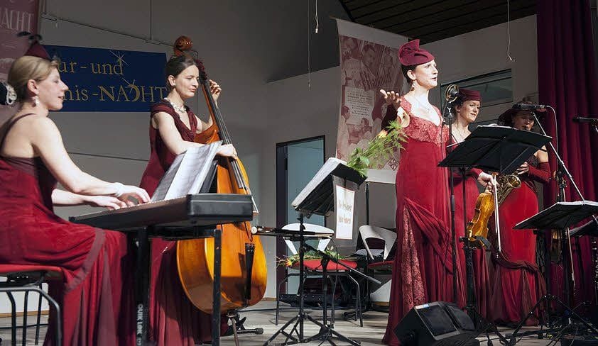 Die Dresdener Salondamen spielten in der Aula auf.