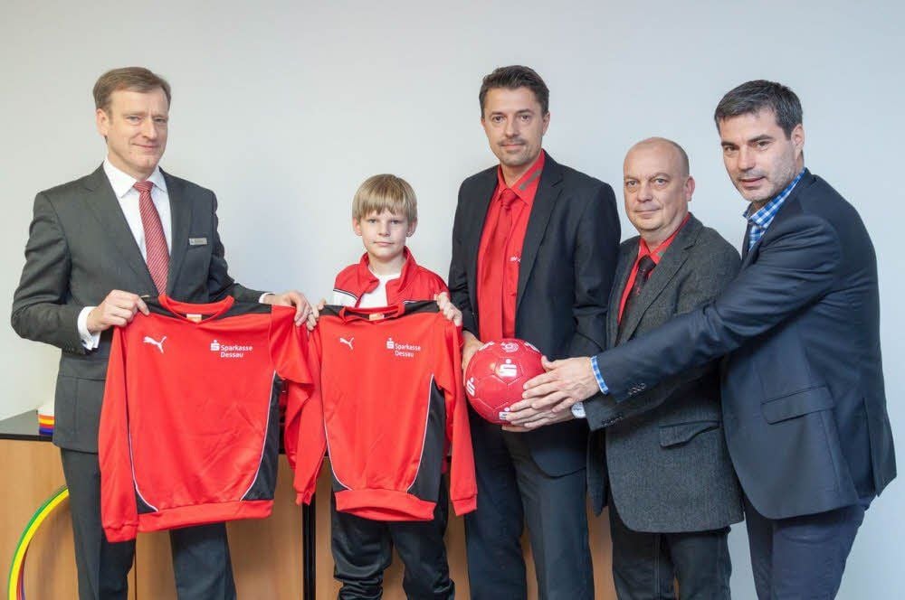 Mit dem Fußballcamp verbunden ist auch ein Ausrüsterpaket, das René Tretschok (r.) im Beisein Sparkassen-Vorstand Konrad Dormeier (l.) an Jugendtrainer Marko Fehler, ESV-Schatzmeister Jens Schmidt und Nachwuchskicker Tom Pinkau überreichte. Zum Paket gehören Trikots, Leibchen, Bälle und Trainingsutensilien.