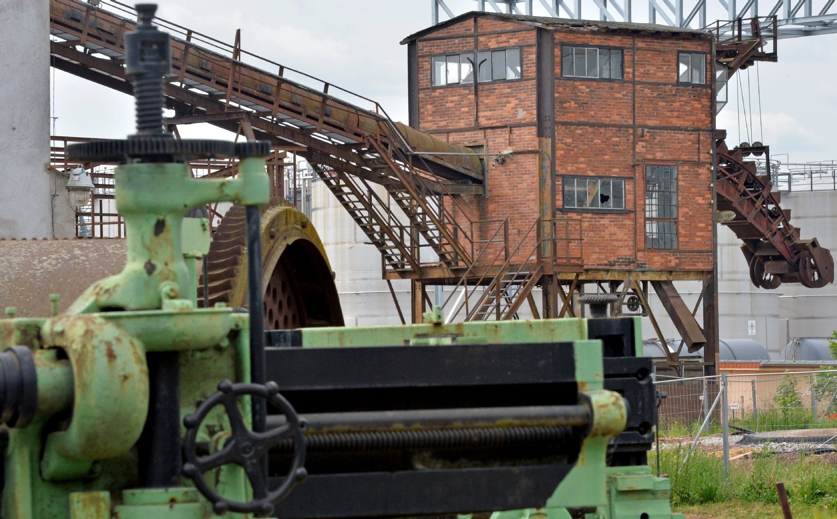 Technische Gerätschaften stehen vor den historischen Gebäuden der Brikettfabrik «Herrmannschacht» in Zeitz.