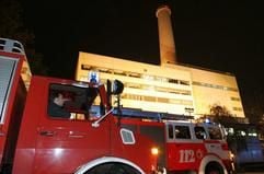 Feuerfahrzeuge stehen am Montagabend (01.11.2004) vor dem Heizkraftwerk im Frankfurter Ortsteil Goldstein, wo sich zuvor eine Explosion ereignete. Das Unglück führte zu stundenlangem Stromausfall in mehreren Frankfurter Ortsteilen. (Foto: dpa)