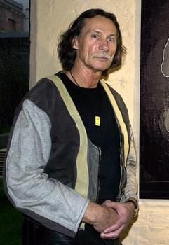 Frank Duval hat allein für mehr als 200 Folgen der Krimi-Klassiker «Derrick» und «Der Alte»die Musik geschrieben. Am Dienstag feiert der Komponist, Arrangeurund Sänger seinen 65. Geburtstag. (Foto: dpa)