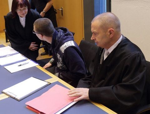 Der Angeklagte Christian H. (m.) und seine Verteidigung Rechtsanwältin Heidrun Ahlfeld (l.) und Rechtsanwalt Dieter Schulze (r.) zum Prozessauftakt am 17.12.2012 im Landgericht in Magdeburg. Der Mann muss sich dort wegen Mordes an einer 18-jährigen Frau verantworten. (FOTO: DPA)