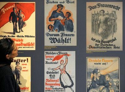 Eine Frau betrachtet im Rahmen der Ausstellung «Weimar 1919. Chancen einer Republik» Wahlplakate aus der Zeit der Weimarer Republik im Stadtmuseum in Weimar. (FOTO: DDP)