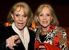 Die Entertainerinnen Ellen (l.) und Alice Kessler, bekannt als die Kessler-Zwillinge, sind zu Gast bei einer Veranstaltung in der Münchner Philharmonie (Archivfoto vom 02.04.2006). (Foto: dpa)