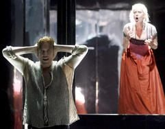Nicholas Ofczarek und Caroline Peters in der Neuinszenierung von Johann Nestroys «Höllenangst» bei den Salzburger Festspielen. (Foto: dpa)