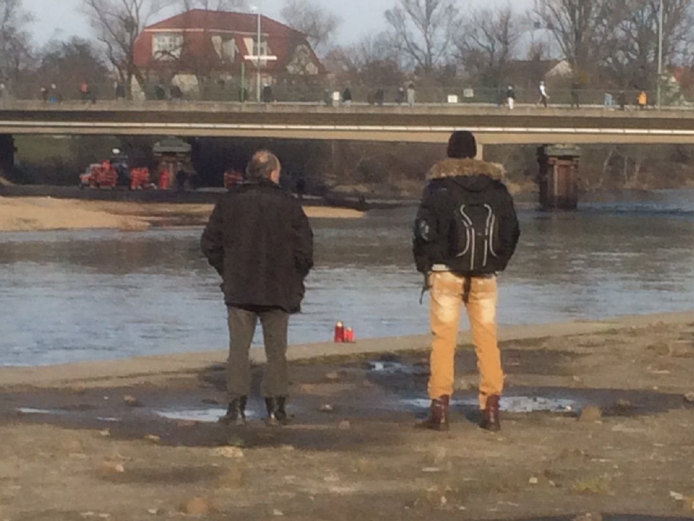 Die Anteilnahme an der Unglücksstelle in Dessau ist groß.
