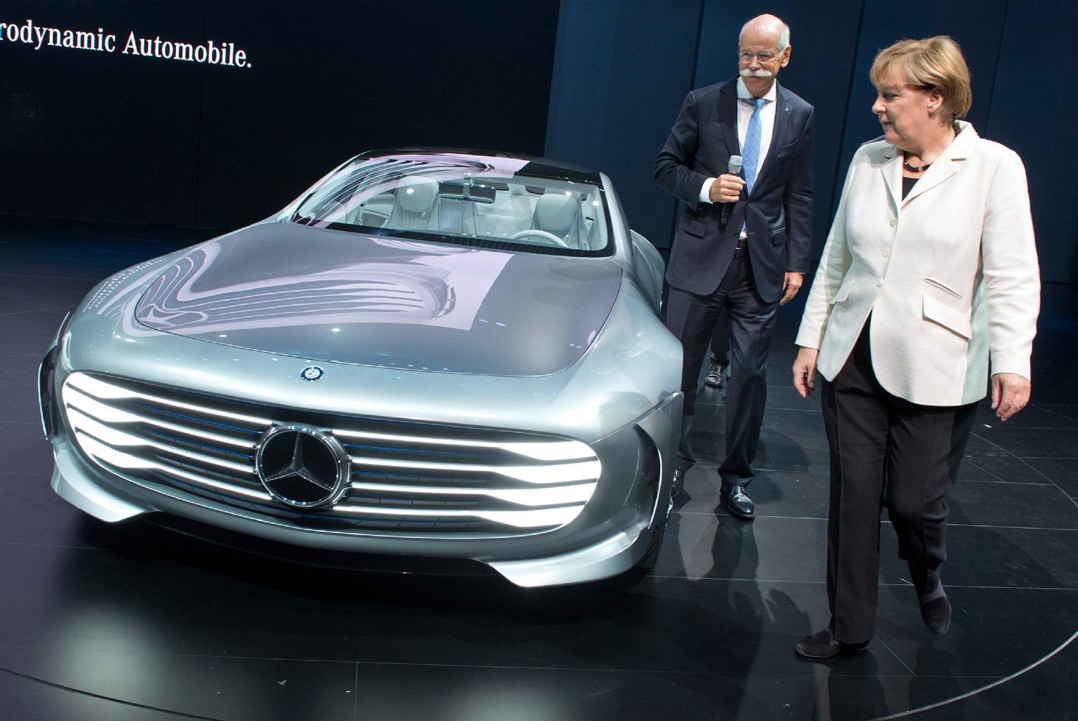 Daimler-Chef Dieter Zetsche präsentiert der Kanzlerin das Mercedes IAA Concept Car.