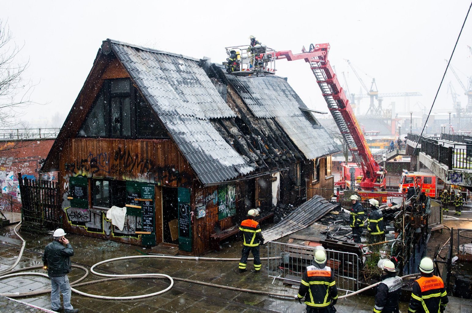Viel ist nach dem Feuer vom Godlen Pudel Club am Hamburger Fischmarkt nicht übrig.