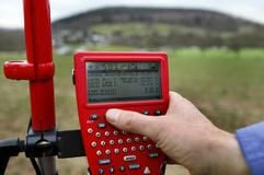 Ein Mann bedient am Mittwoch (03.01.2007) bei Hasselroth Meerholz auf einem Berg ein Gerät, das die Koordinaten für den europäischen Mittelpunkt anzeigt. (Foto: dpa)