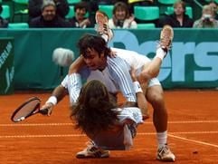 Die chilenischen Tennisprofis Nicolas Massu (unten) und Fernando Gonzalez jubeln am Samstag (24.05.2003) im Düsseldorfer Rochusclub nach ihrem Sieg im Doppel über den Gewinn des World Team Cup. Im Finale gegen Tschechien holten Gonzalez und Massu im Doppel den entscheidenden Punkt zum 2:1. Gonzalez und Massu siegten 6:4, 6:2 über Jiri Novak und Radek Stepanek. (Foto: dpa)