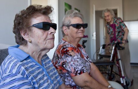 Die Rentnerinnen Hildegard Ulrich (v.l.), Rosemarie Preuss und Hildegard Weide, Bewohnerinnen des «Cyber-Hauses 2.0» der Wohnungsbaugenossenschaft «Otto von Guericke» in Magdeburg besuchen die Musterwohnung ihres Hauses. (FOTO: DPA)