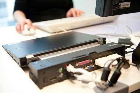 Einfach praktisch: Liegt das Notebook in der Dockingstation mit angeschlossenen Peripheriegeräten, lässt es sich nutzen wie ein Desktop-PC. (FOTO: DPA)
