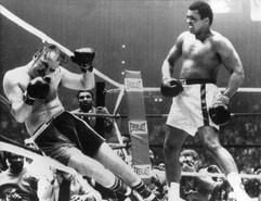 Nach einem schweren Treffer von Muhammad Ali (r) fällt sein Landsmann Chuck Wepner (l) in die Ringseile und geht in der 15. Runde K.o. (Archivfoto vom 25.03.1975). Der frühere Schwergewichtsboxer Chuck Wepner hat "Rocky"-Darsteller Sylvester Stallone auf Zahlung von 15 Millionen Dollar (12,8 Millionen Euro) verklagt. Zur Begründung führt Wepner laut US-Medien vom Donnerstag (13.11.2003) an, dass die erfolgreiche "Rocky"- Filmserie auf seiner Lebensgeschichte basiert, ohne dass er, trotz mehrmaliger Zusagen von Stallone, einen Pfennig dafür erhalten habe. (Foto: dpa)