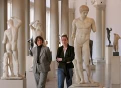Besucher den Dresdner Zwingers betrachten in der Interimsausstellung der Skulpturensammlung den «Dresdner Knaben» aus der Schule Polyklets (um 430 v. Chr.). (Foto: dpa)