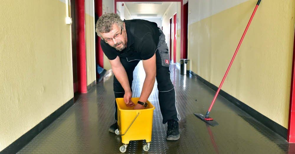 Für saubere Flure, Toiletten und ordentliche Grünanlagen sorgt in der Hohenmölsener Flüchtlingsunterkunft Hausmeister Michael Kluge.
